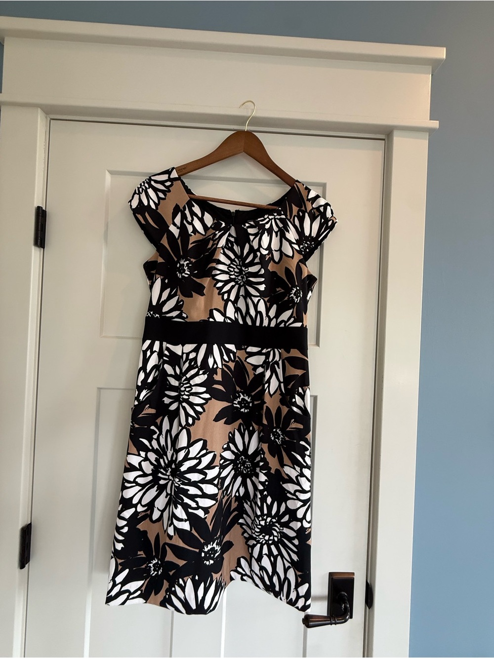 Jessica Howard Black White Tan Floral Cap-Sleeve Midi Dress Size 10